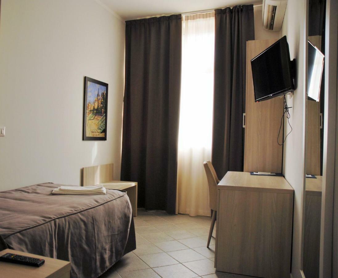 Academy Hotel 3*